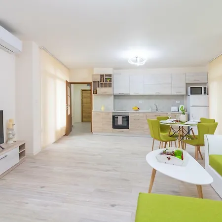 Domus Grand Apartment *